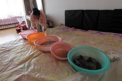 阳西楼上漏水，住户失联，小区没物管，业主维权难！律师来支招……